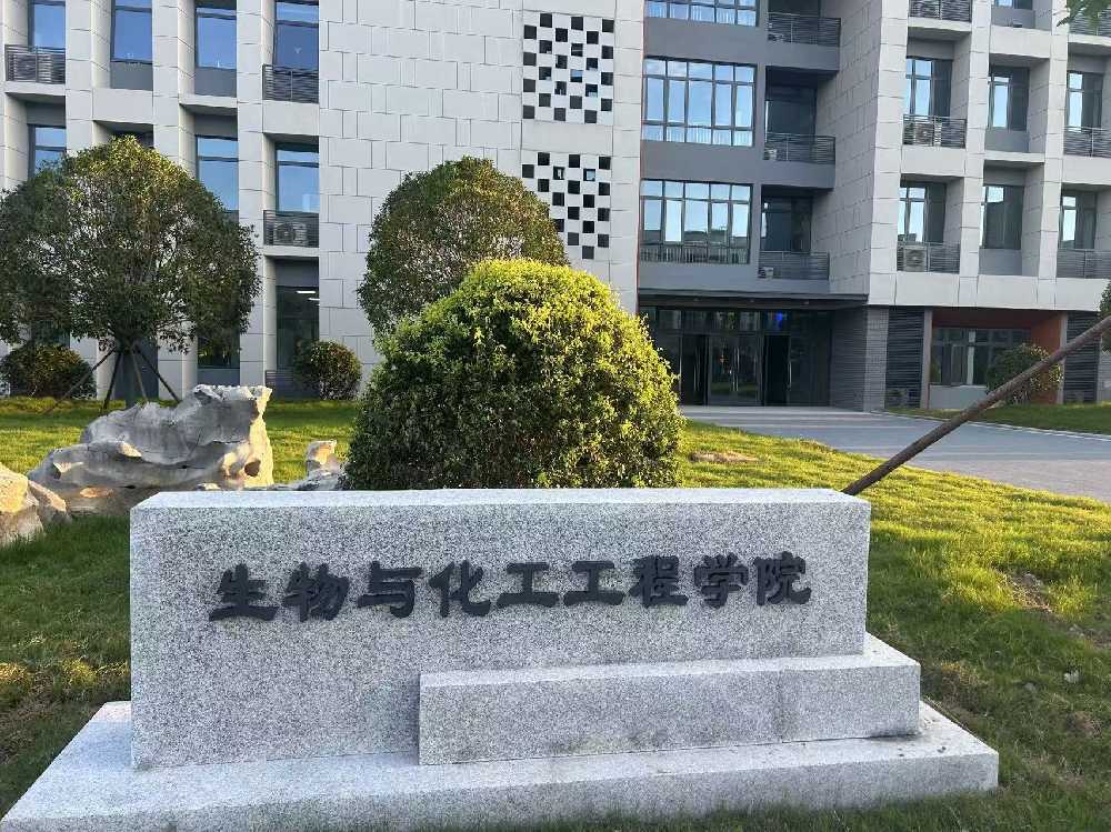 谢通门县扬州职业大学体育场高杆灯项目